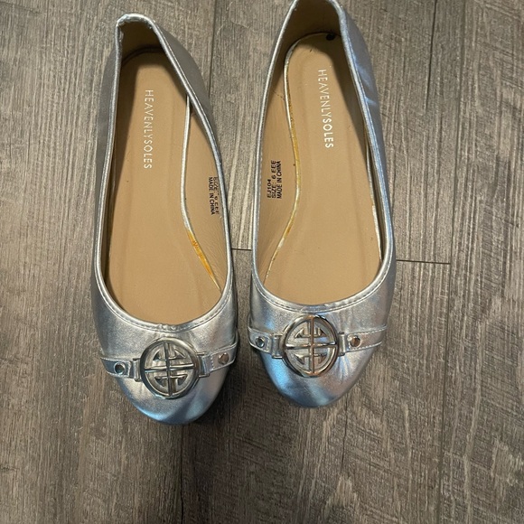 Silver flats with emblem on toes. Size 8W.                 UK size 6EEE - Picture 2 of 4
